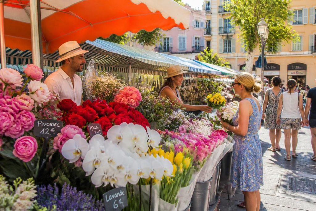 découvrez le marché aux fleurs du cours saleya à nice, l'endroit parfait pour dénicher des bouquets uniques et colorés, dans une ambiance typiquement niçoise.